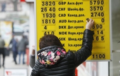 Украинцы продолжают продавать валюты больше, чем покупать