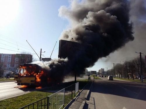 У Львові просто на маршруті вщент згорів тролейбус, - фото