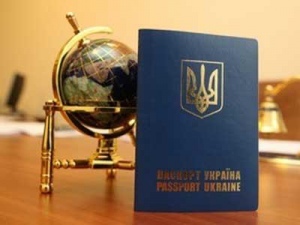 Украинцам придется платить больше за загранпаспорта 