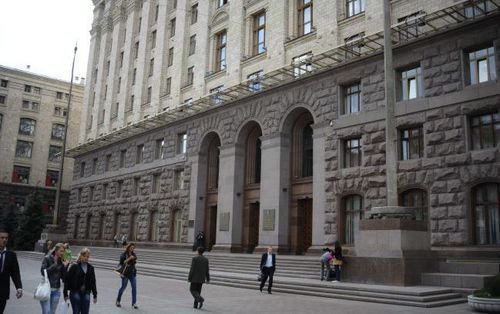Чиновники КГГА ежемесячно выписывают себе до 20 тысяч гривен премий – депутат