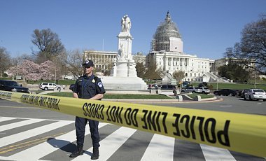 У здания Конгресса США застрелился мужчина