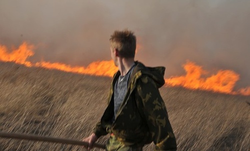 В Забайкалье лесной пожар перекинулся на склады российской армии