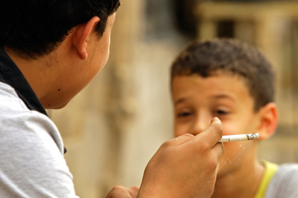 Хорошо, что еще не пьет: 7-летний индонезиец уменьшил число выкуриваемых сигарет до 16