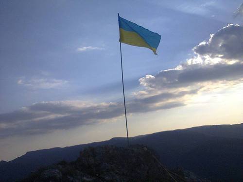 "Крым - это Украина!": на вершинах крымских гор в Пасхальную ночь установили украинские флаги