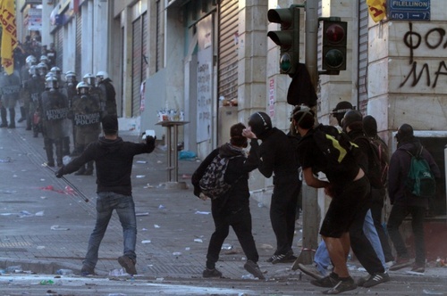 Анархисты устроили беспорядки в центре Афин