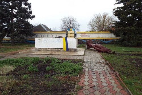 В Станице Луганской ночью свалили памятник Ленину
