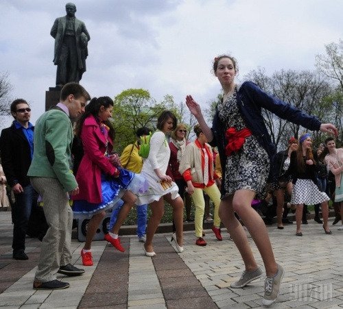 У Києві відбувся перший парад стиляг: дівчата у яскравих сукнях та хлопці у картатих костюмах