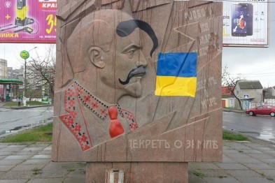 В Николаеве Ленин отрастил чуб
