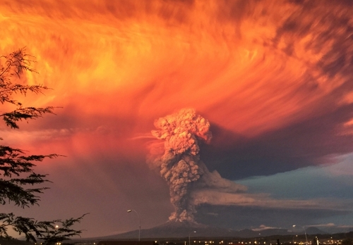 В Чили проснулся спавший более 40 лет вулкан. Эвакуированы тысячи людей