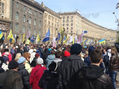В Киеве протестующие возле КГГА перекрыли Крещатик