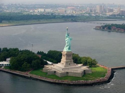 В Нью-Йорке "заминировали" Статую Свободы