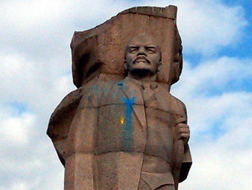 В Сыктывкаре памятник Ленина испачкали краской