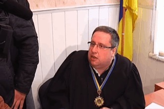 В Днепропетровске активисты не дали судье вернуть в кресло бывшего мэра