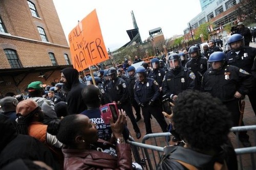 В Балтиморе продолжаются жесткие стычки афроамериканцев с полицией