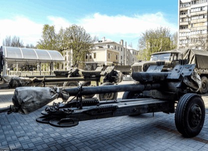 Под предлогом парада террористы возвращают в Донецк "отведенную" технику: фото- и видеофакт