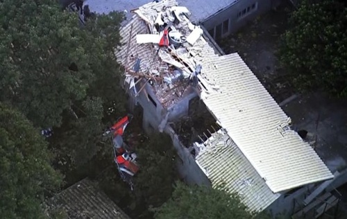 В Бразилии вертолет упал на жилой дом: пять человек погибли