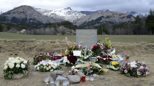 Пошук загиблих у авіакатастрофі в Альпах завершили