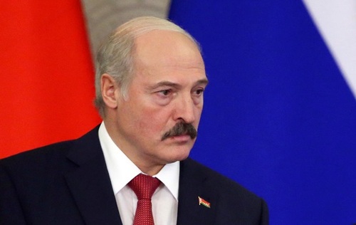Лукашенко между войной, Путиным и Евросоюзом - Bloomberg