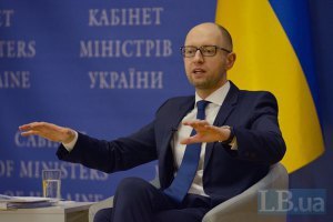 Яценюк связал будущий курс гривны с ситуацией на Донбассе