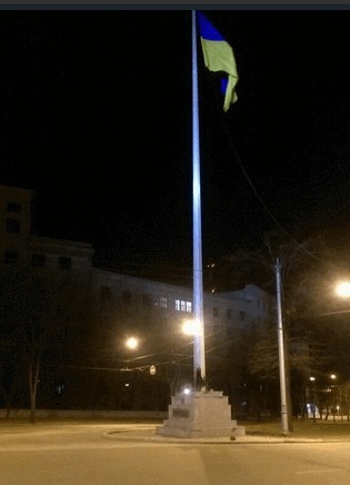 В центре Харькова взорвали стеллу с флагом Украины