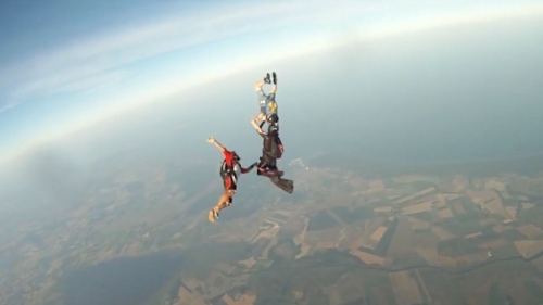 Камера парашютиста запечатлела падение с высоты трех километров