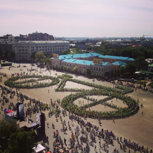 У Харкові встановили новий рекорд: тисячі активістів створили фігуру у вигляді величезного велосипеду