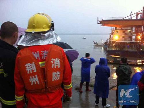 Теплоход с 400 пассажирами затонул в Китае