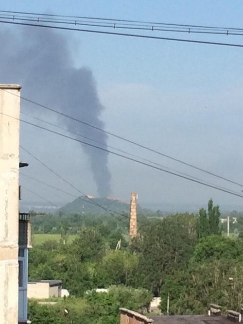 В результате артиллерийских ударов в окрестностях Донецка начались пожары