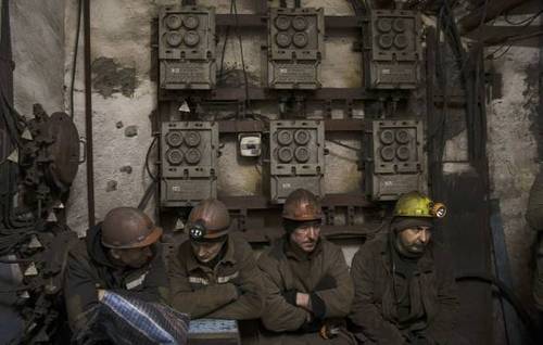 Из обесточенных шахт Донецка, горняков эвакуируют "дедовским способом"