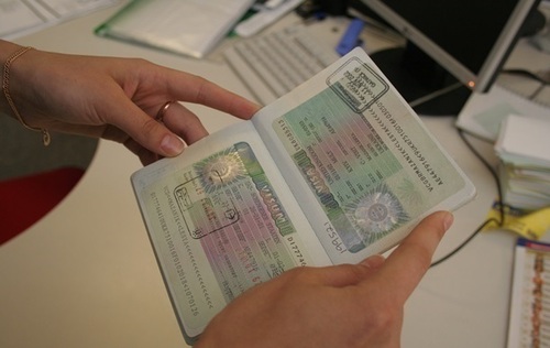Чехия приняла решение выдавать украинцам визы на пять лет