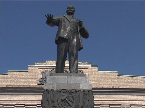 Житель Орла станцевал стриптиз на памятнике Ленину