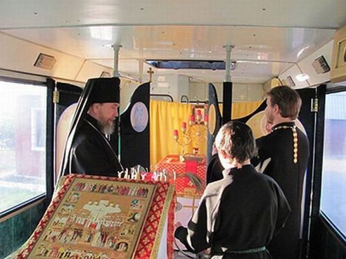 Гастроли батюшек: РПЦ распространяет автобусы-храмы