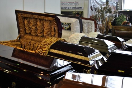 Вместо туристов - гробовщики: в Ялте открылась выставка гробов