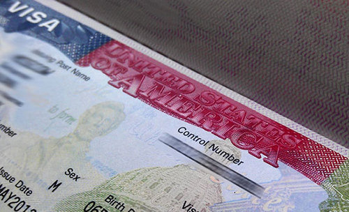 США прекратили выдавать визы в посольствах всего мира