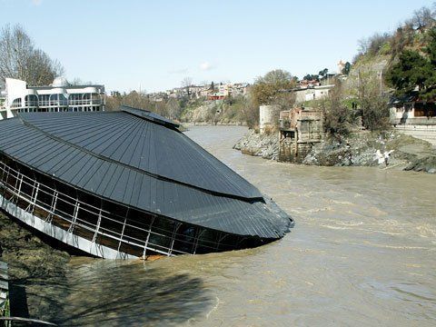 В Тбилисском зоопарке двое сотрудников погибли в результате наводнения