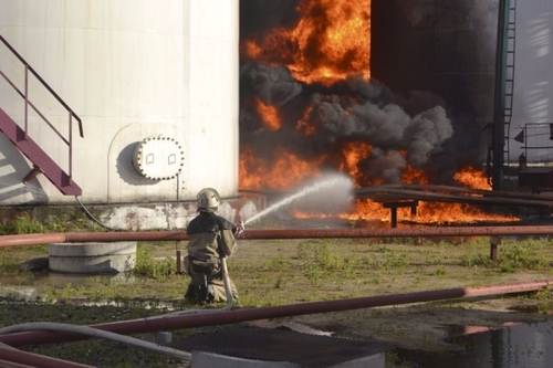 Пожежа на нафтобазі під Києвом досі триває
