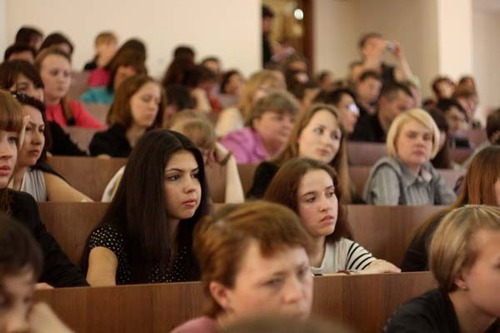 Из Крыма в вузы на материковую Украину перевелись почти восемь тысяч студентов