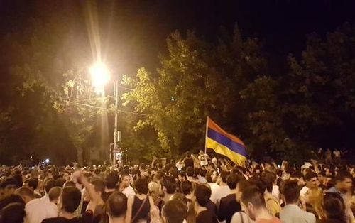 На акции протеста в Ереване появились флаги Украины