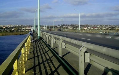 В Херсоне закрыли для проезда машин мост - СМИ