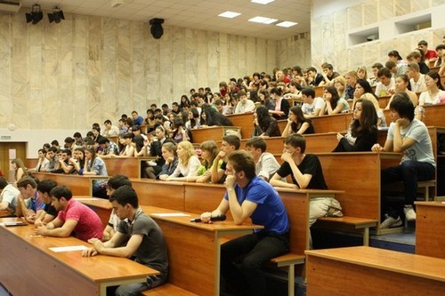 Студенты, оставшиеся учиться в "ДНР" попробуют получить дипломы в России и Крыму