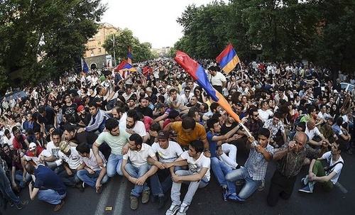 Ситуация в Ереване обостряется, полиция готовит водометы 