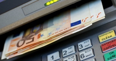 Под угрозой дефолта греки опустошают банкоматы