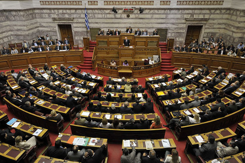 Греческие депутаты поддались панике и опустошили банкоматы в здании парламента 