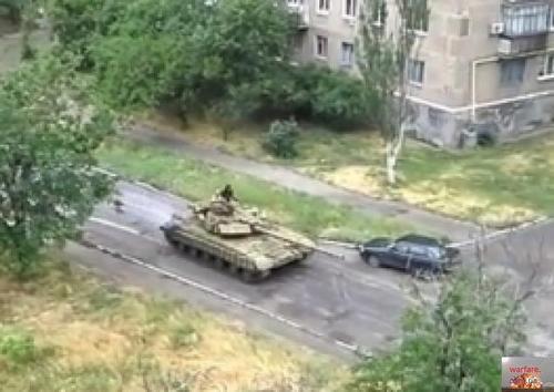 Российские танки свободно ездят по Донецку (ВИДЕО)