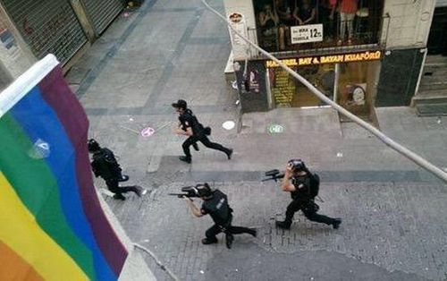 В Стамбуле полиция разогнала гей-парад водометами и пейнтбольными маркерами