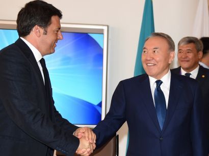 Президент Казахстана и премьер Италии застряли в лифте в Милане