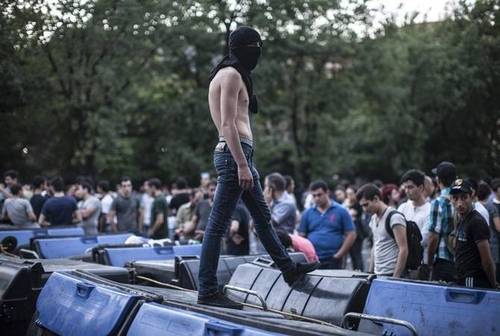 В Ереване пытаются разобрать баррикады 