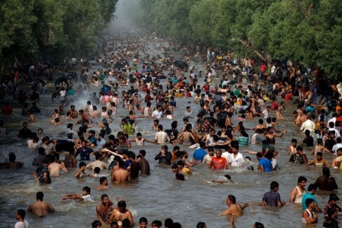 У Пакистані, місцеві жителі рятуються від спеки у водах місцевого каналу, порушуючи традиції священного місяця Рамадан