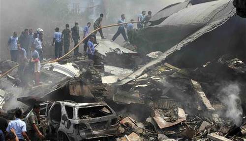 В Индонезии военный самолет рухнул на отель