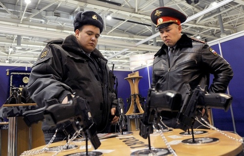 В Госдуму России внесен законопроект о расширении права полицейских на применение оружия